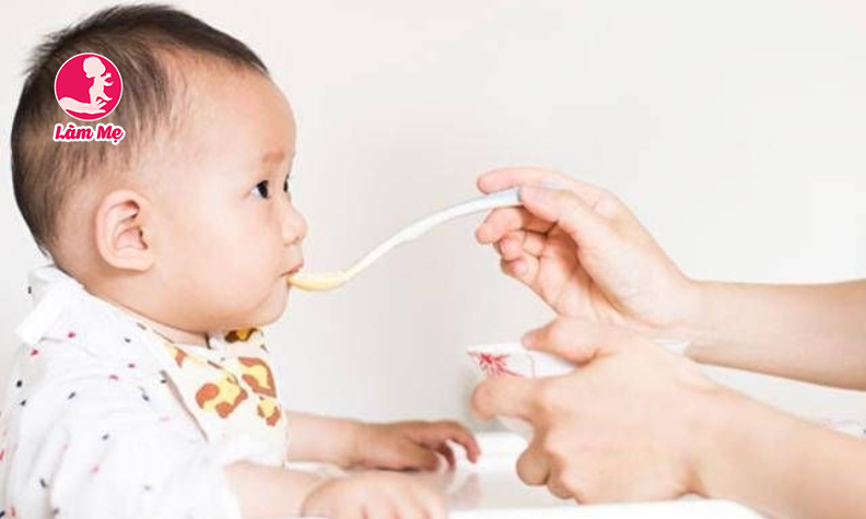 Sự phát triển của trẻ 8 tháng tuổi về thể chất, dinh dưỡng
